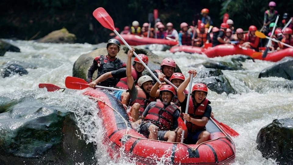 Paket Adventure Rafting seru aman Cisadane Bogor