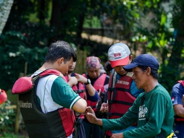Private riverside camp di bogor SOP Rafting Maseng River CAmp: Pemakaian Alat Keselamatan